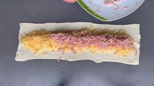 Быстрый и Вкусный Пирог  "Улитка" из Слоеного Теста с Сыром и Колбасой!