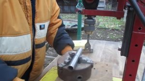 Сверлим отверстие в круглой трубке./Оборудование для дачи.