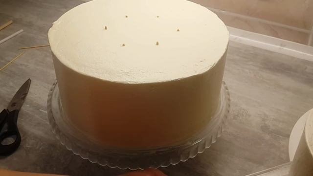 Двухъярусный торт с живыми цветами как выровнять собрать и украсить свадебный двухъярусный торт