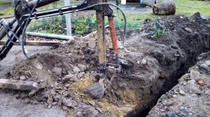 самодельный мини экскаватор и дорога со щебнем