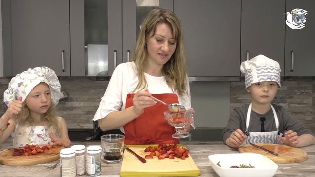 Вафли с клубникой и шоколадным соусом