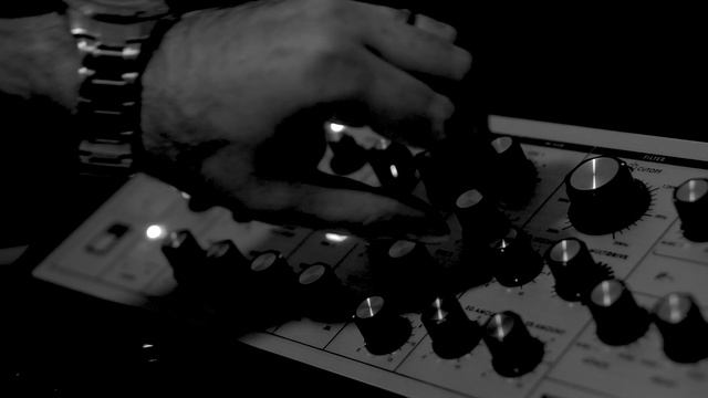 One Note w/ Moog Sub Phatty смотреть онлайн