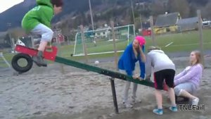 3 девочки обидели мальчика