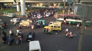 Движение транспорта и пешеходов на перекрестке в Индии