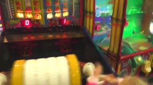 Катаемся на каруселях, играем в автоматы в Crazy park   We ride on the carousel, play the machines1