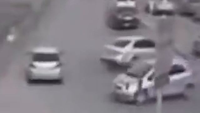 Баба за рулем !!! Съехала с эстакады! Не для слабонервных! смотреть онлайн