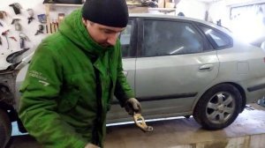 Кароче))) Меняем рабочий цилиндр и шланг сцепления Chevrolet Rezzo.mp4