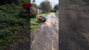 Газонокосилка на пульте управления.