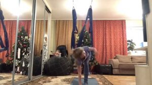 Йога в гамаках дома