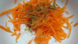 Салат с копченой курицей морковью и огурцом