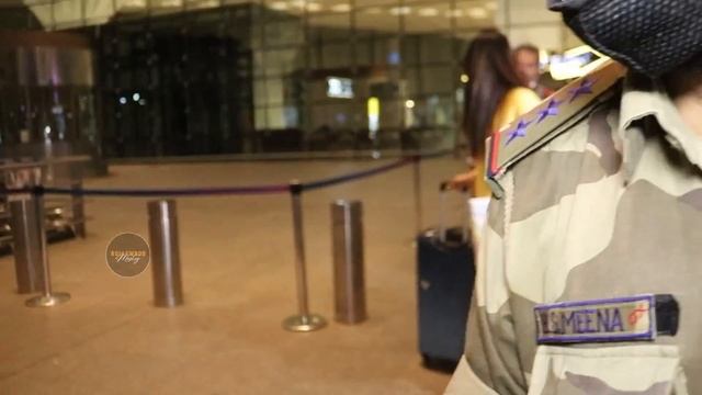 Akansha Puri Spotted At Mumbai Airport ?  Bollywood Mastiz