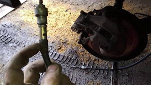 Замена задних колодок. Замена тросиков ручника.