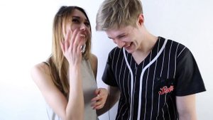 АЛИНА ПОСАСЫВАЕТ. УЧИМ ПОСАСЫВАЮЩИЙ ПОЦЕЛУЙ