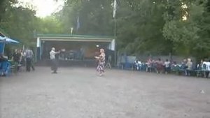 Зажигательные танцы на сельской дискотеке