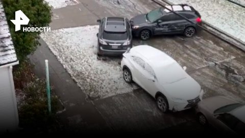 Автомобили "стекают" по улице после ледяной бури в США / РЕН Новости