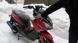 Скутер ARC в красном цвете.