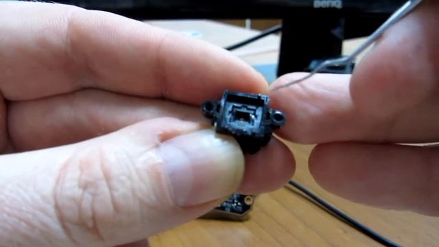 Делаю фритрек. Часть 1. Удаляю ИК фильтр из веб камеры Logitech Webcam 100. смотреть онлайн