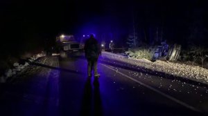 Вакуумная машина Газ 3309 вытаскивает на тросу улетевший с дороги на крышу внедорожник