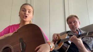 Дочь Александра Малинина, Устинья поет романс " Я ехала домой" под аккомпанемент отца