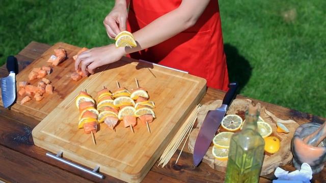 Лосось-гриль на шпажках [Рецепты Bon Appetit]