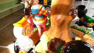 Покатались на детской карусели. Потанцевали с зайцем. Парк аттракционов (Часть 6)