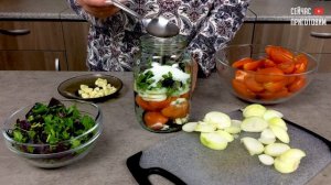 Самые вкусные маринованные помидоры с луком: лук съедается первым и рассол весь выпивается