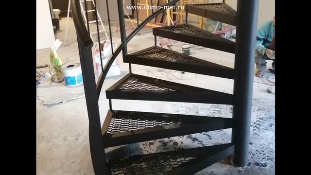 Винтовая металлическая Лестница - изготовление и монтаж. Spiral staircase with your own hands. смотреть онлайн