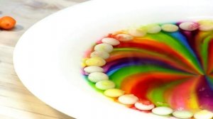 КАК СДЕЛАТЬ РАДУГУ из MMs и SKITTLES? Эксперименты в домашних условиях для детей