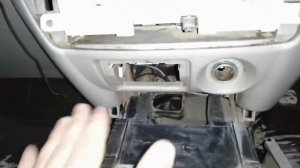 Mazda Premacy. Замена лампочек подсветки кондиционера и пепельницы.