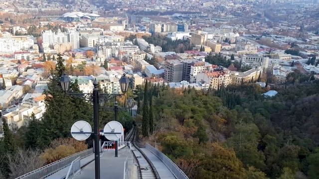 Мтацминда (Mtatsminda), Тбилиси, Грузия. Подъем на фуникулере смотреть онлайн