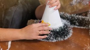 Мастер-класс "Ёлка из мишуры с конфетами"