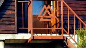 Наружная металлическая лестница для мансарды или чердака