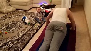 Малыш смеётся, ребёнок закатывается от смеха