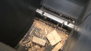 Дробилка шредерная для древесных отходов UNTHA - видео переработки