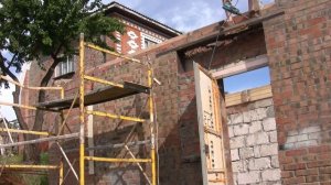 РЕМОНТ СТАРОГО ДОМА (видео № 61). Установка опалубки армопояса на метизы, сбиваю кирпич.