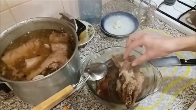 Не думала, что мясной рулет в бутылке приготовить так просто. Сочный домашний сальтисон.