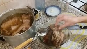Не думала, что мясной рулет в бутылке приготовить так просто. Сочный домашний сальтисон.