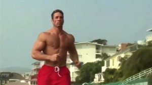 Мужик бежит под крутую музыку