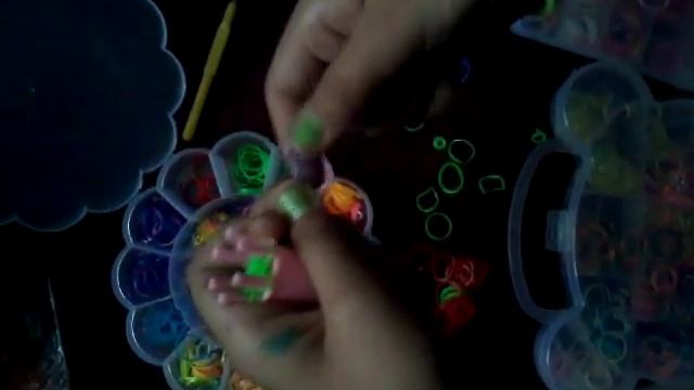 Как плести браслет из резинок на станке цветок)):) смотреть онлайн