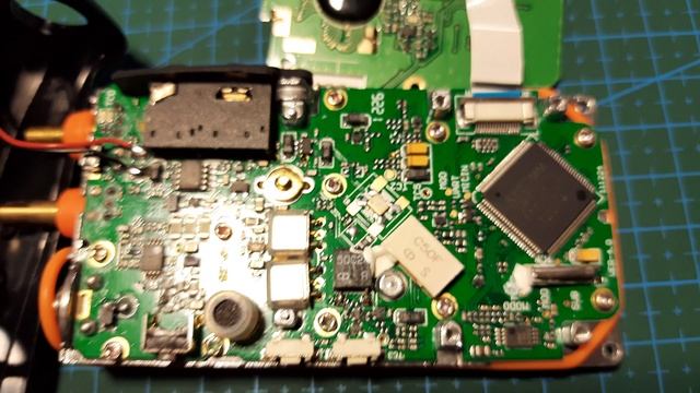 Внутри радиостанции Rexon RL318K