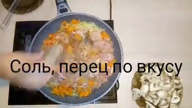 Перловка с курицей и грибами в горшочке.