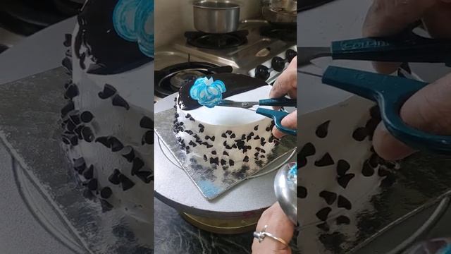 #Black forest cake decoration# and flowers making in Rose nojal#