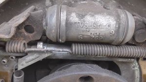VW Polo. Как правильно выбрать и поменять задние тормозные колодки. Подтяжка ручника из салона.