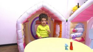 ГИГАНТСКАЯ пицца ПРОТИВ настоящей. Дарина полицейский играет в тюрьму. Дети играют с игрушечной едо