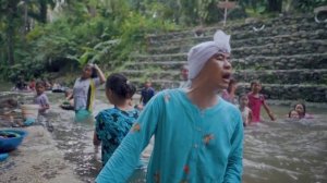 ? BETI MANDI SUNGAI PAKE BAJU RENANG ?