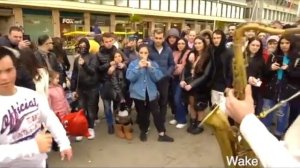 ПОЧЕМУ ЭТОТ САКСОФОНИСТ ДО СИХ ПОР ИГРАЕТ НА УЛИЦЕ?
