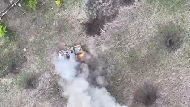FPV-дрон уничтожил украинскую БРДМ, застрявшую в воронке Боевики бросили свою технику, наши бойцы