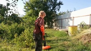 Электротриммер  для скашивания травы. Учусь косить.
