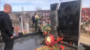 Денис Майданов на могиле Юрия Хоя (  Клинских ) 2019 год.