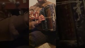 Шикарно звучит песня СКрипач на гармошке с гитарой